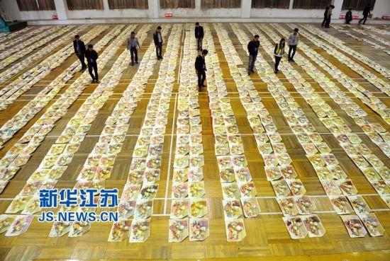 美术高考震撼模拟阅卷现场 万份试卷同阅