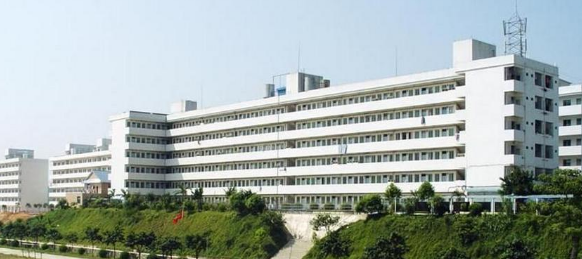 在广东读书，只要你坐公交或者挤地铁，但凡经过天河那一带，只要你一提到自己是“广技师的”，总会有阿叔阿婶两眼放光问你：“后生仔，係读技校喔？出来修车使唔使抹机油啊？”