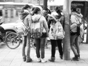 7名女生放学路上见千元现金 围圈保护等失主.jpg