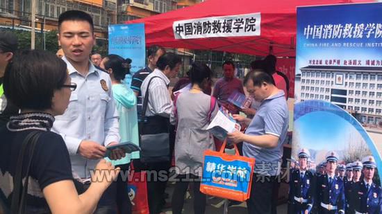 中国消防救援学院咨询处工作人员为前来咨询的家长讲解。新京报记者 李丽霞 摄