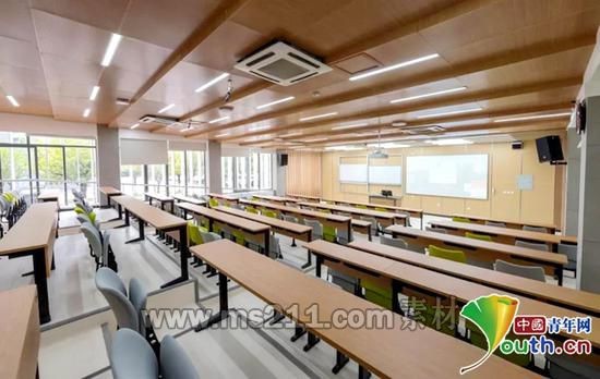 教室焕然一新的装修风格。四川大学教务处供图