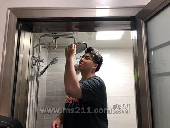 洗澡时,邵怿涛几乎触及了花洒。