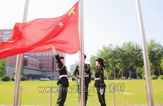 对外经济贸易大学国旗护卫队用行动向祖国告白 (贸大国旗护卫队/摄)
