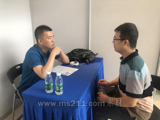 (王亚民在招聘会现场)