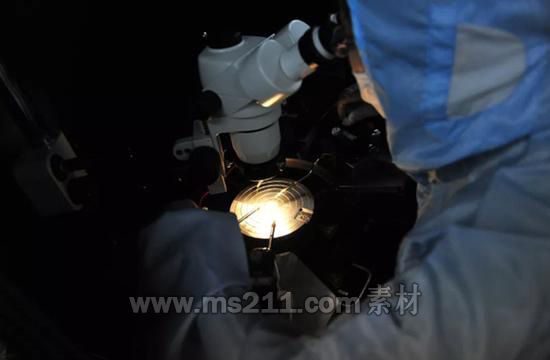 实验人员在检测台上对元器件进行检测