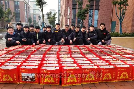 1月17、18日两天，安徽省阜阳市第十中学新老校区分别召开期末表彰会，并为每优秀学子送上“每人五斤猪肉”的奖励。校方供图