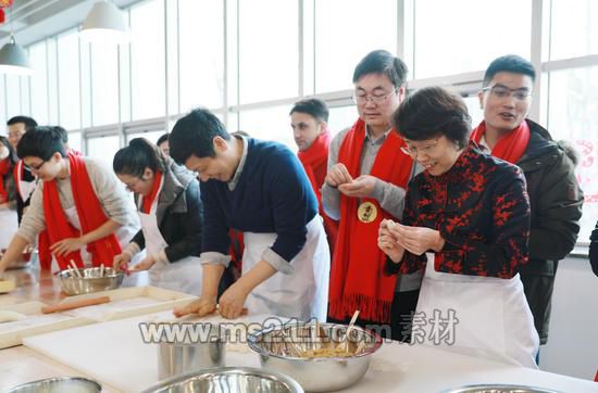 党委书记曹淑敏、校长徐惠彬和留校师生体验包饺子文化。北航宣传部供图
