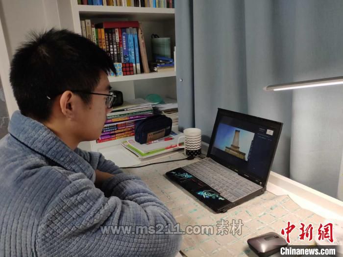 学生线上观看“开学第一讲”(图文无关)。杭州高级中学提供